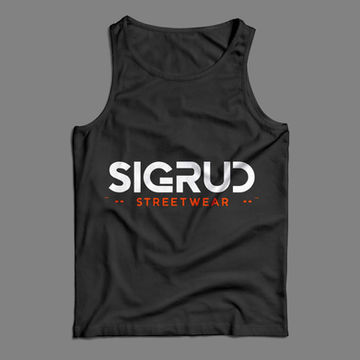 Una camiseta negra sin mangas extendida sobre un fondo gris plano, mostrando el logotipo "SIGRUD STREETWEAR" centrado en letras blancas y naranjas.