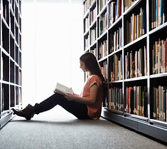 Scène de lecture en bibliothèque