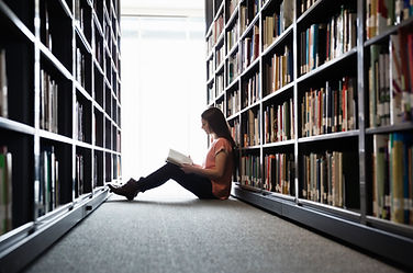 Leseszene in der Bibliothek