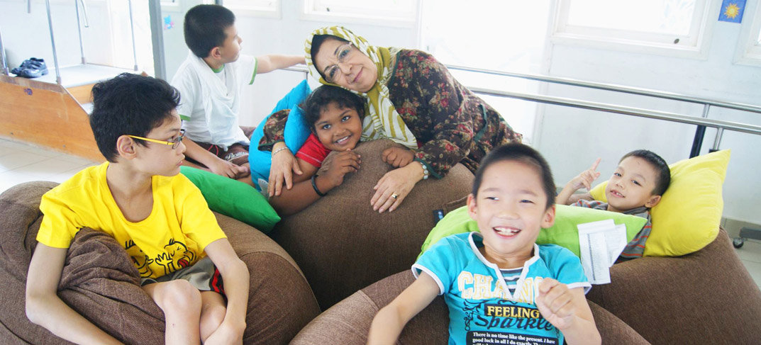 Elahe-Norman-with-Tasputra-Children-1.jp