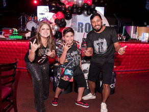 Família em festa temática de rock no Dreams Motor Show em Foz do Iguaçu.