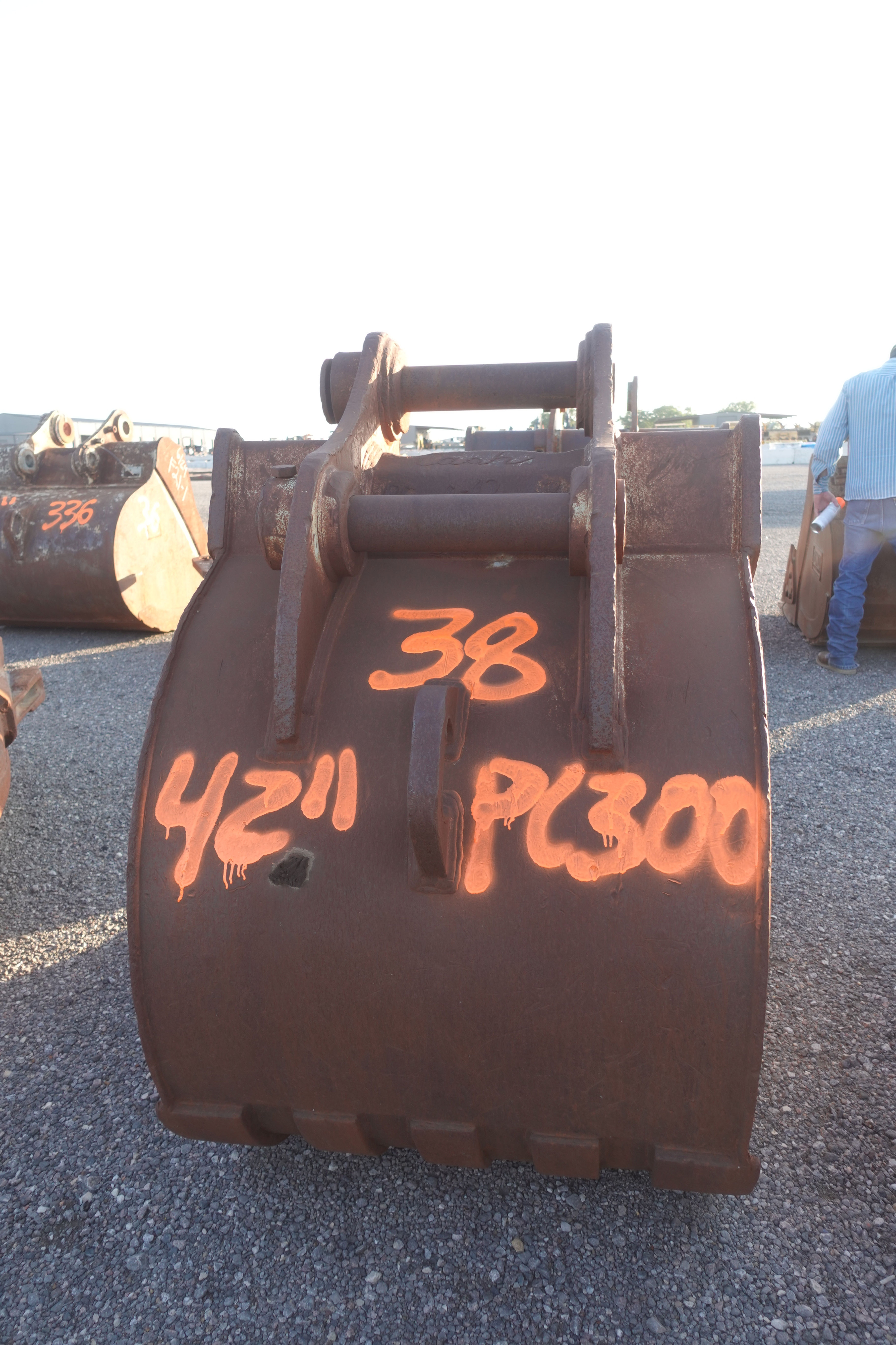 42" CF Dirt Bucket Komatsu PC300