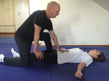 shiatsu estirando el costado