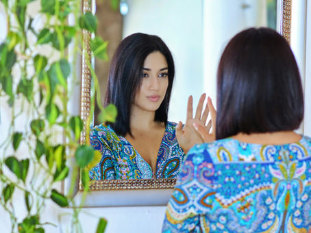 Guardarsi allo specchio con gentilezza.