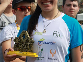 Triatleta patrocinada pelo Grupo Almeida Lopes no lugar mais alto do pódio
