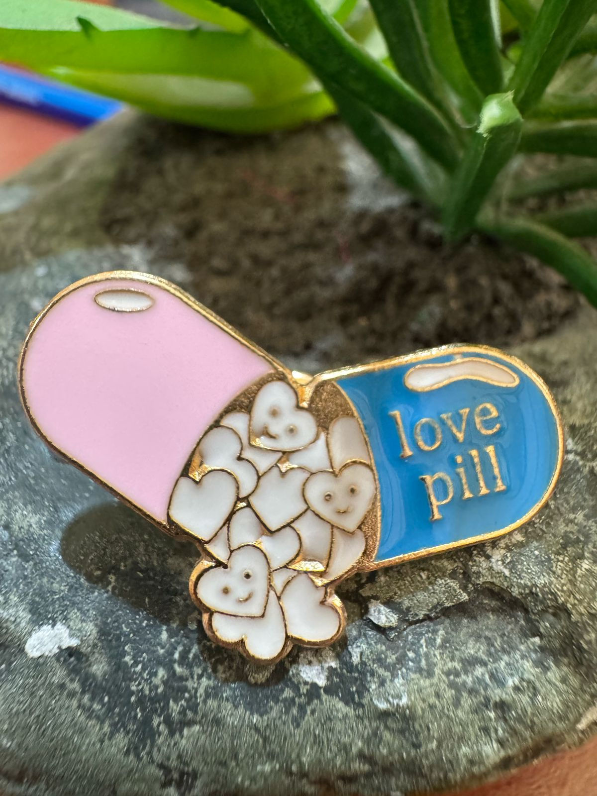 Pin para solapa: Píldora del amor