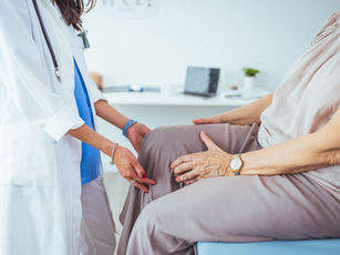medico examinando la rodilla de un paciente