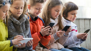 📱 Cada vez más estudios confirman una realidad preocupante: el uso de teléfonos inteligentes antes de los 13 años puede tener efectos negativos en la salud mental de los jóvenes. Según el Global Mind Project, recibir un smartphone a una edad temprana se asocia con mayor ansiedad, pensamientos suicidas, desconexión emocional y menor autoestima. 🌿 Como sociedad, debemos promover límites saludables, educar en el uso responsable de la tecnología y priorizar el bienestar emocional por encima de la conectividad constante.