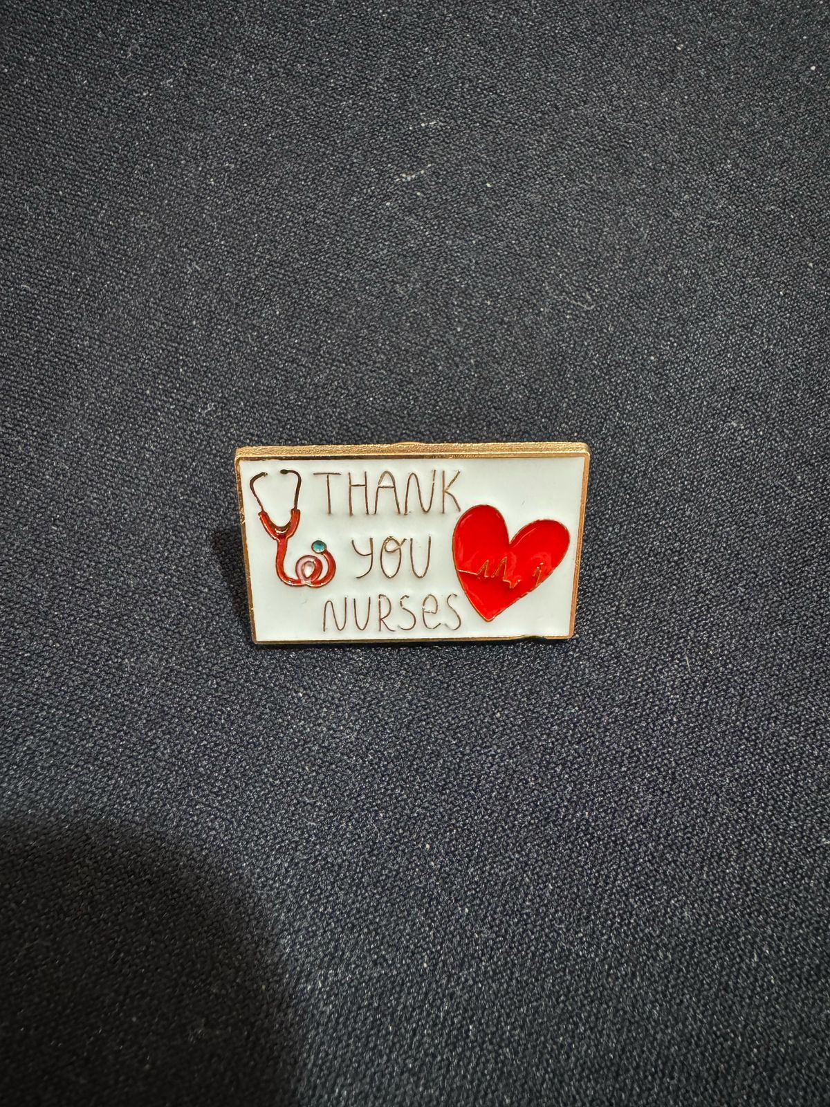 Pin para solapa: Gracias enfermeros (corazón rojo y estetoscopio)