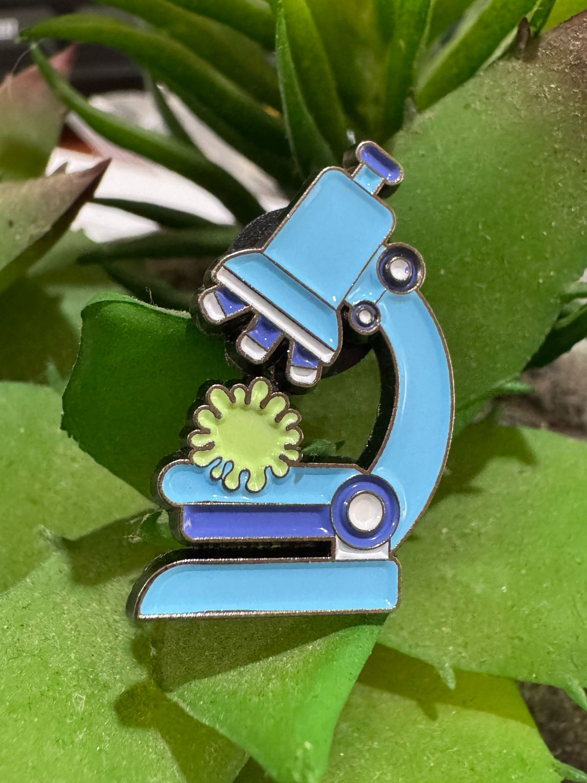 Pin para solapa: Microscopio con virus