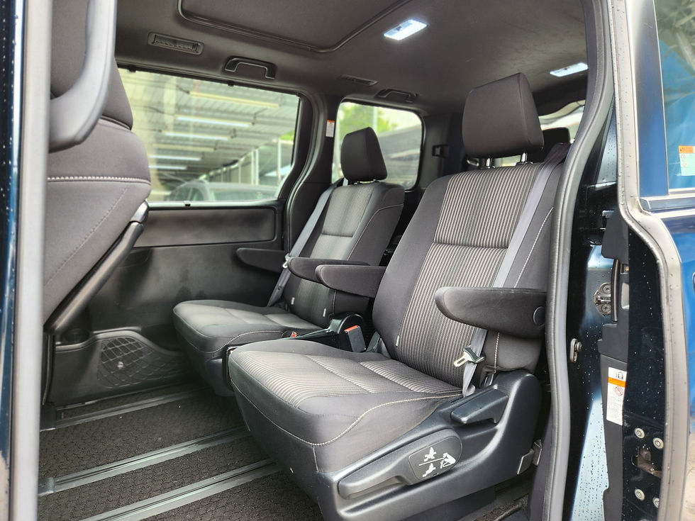 縮圖：2017 TOYOTA NOAH DELUXE FACELIFT 2000C.C.