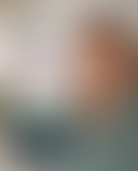 Frau mit Info zu Allergie und Intoleranz