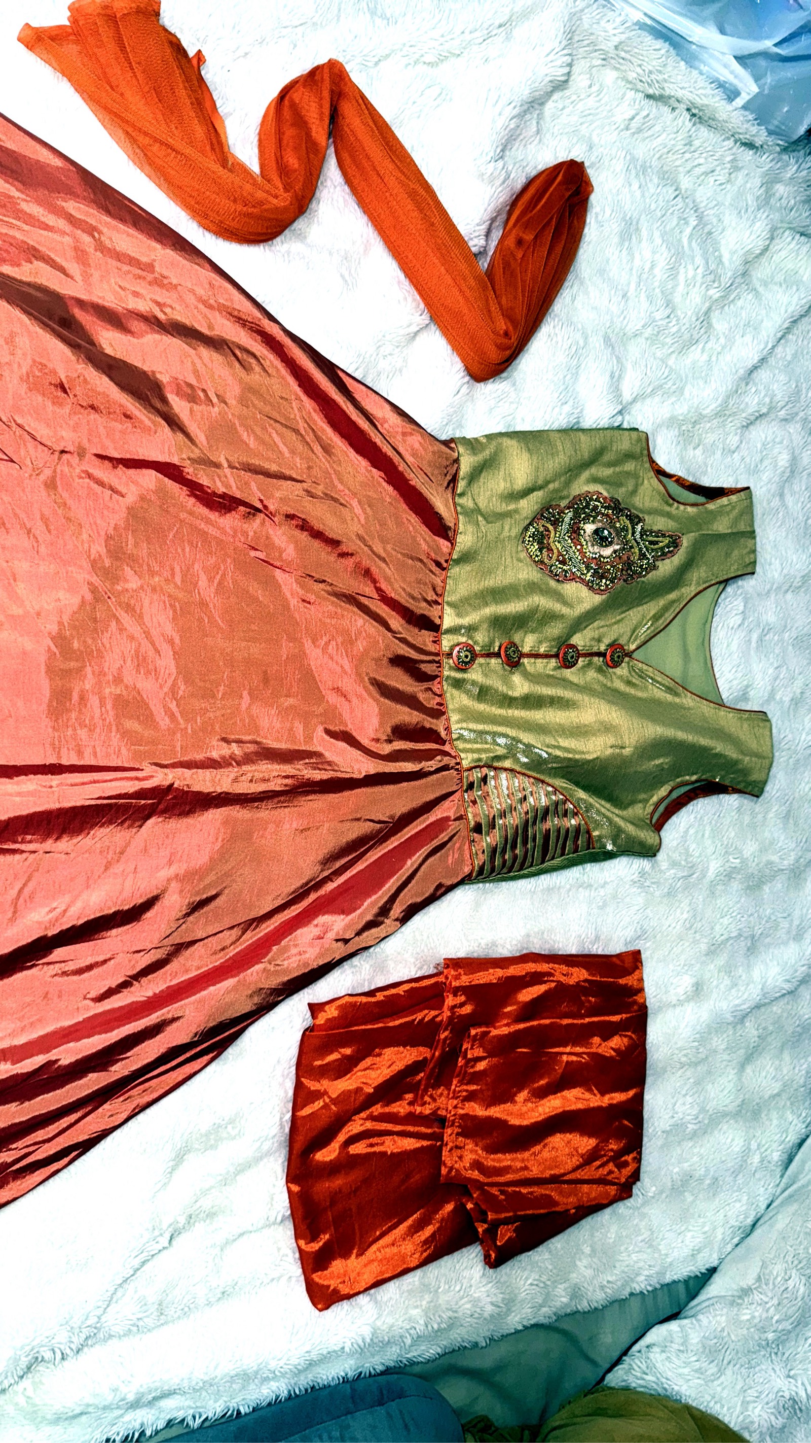 Ensemble Anarkali traditionnel indien orange et vert