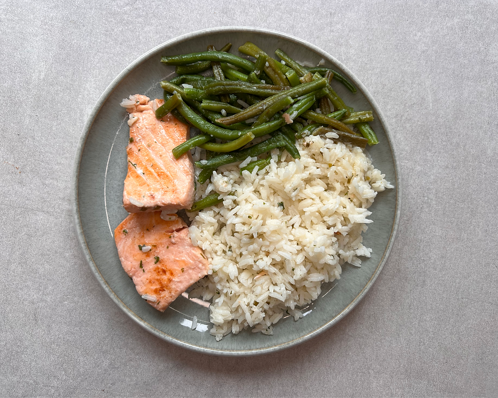 frischesprepmymeal Gericht Lachs, Reis und grüne Bohnen auf Teller schön angerichtet