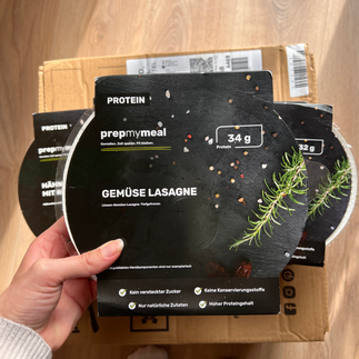 prepmymeal Gemüse Lasagne in Verpackung mit Hand