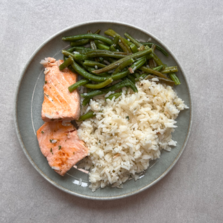 Reis, Lachs und grüne Bohnen