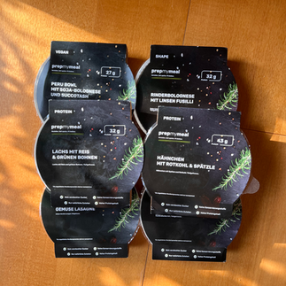pepmymeal Bestellung auf einen Blick, Verpackung mit Beschreibung des Gerichts auf dem Tisch