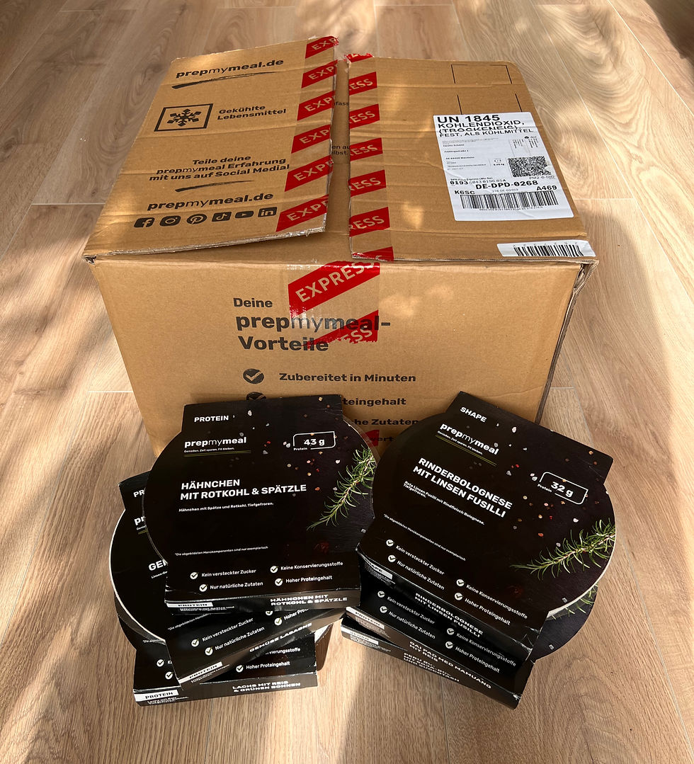 prepmymeal Box mit Gerichten in Verpackung auf dem Boden