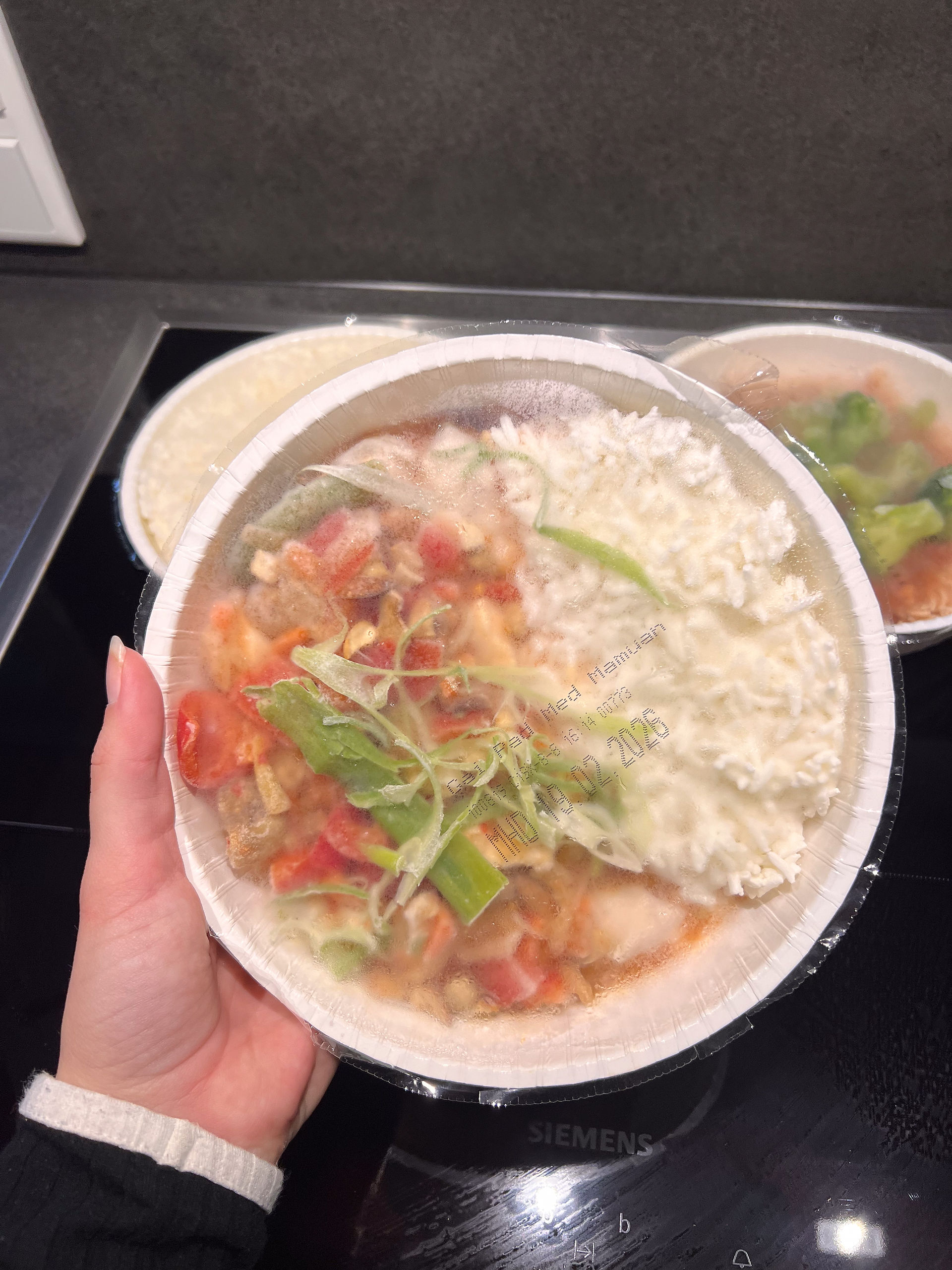asiatisches Gai Pad Med Mamuang in Verpackung tiefgefroren
