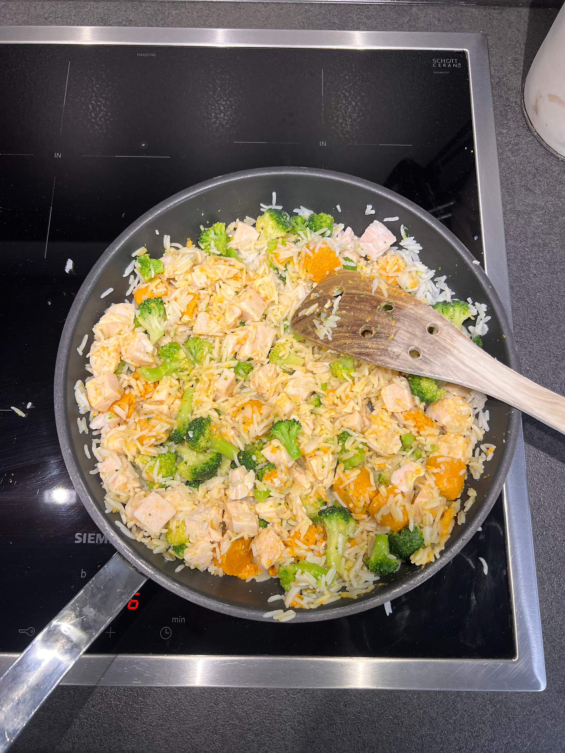 Prepmymeal XL Hähnchen-Brokkoli Reis Gericht in der Pfanne
