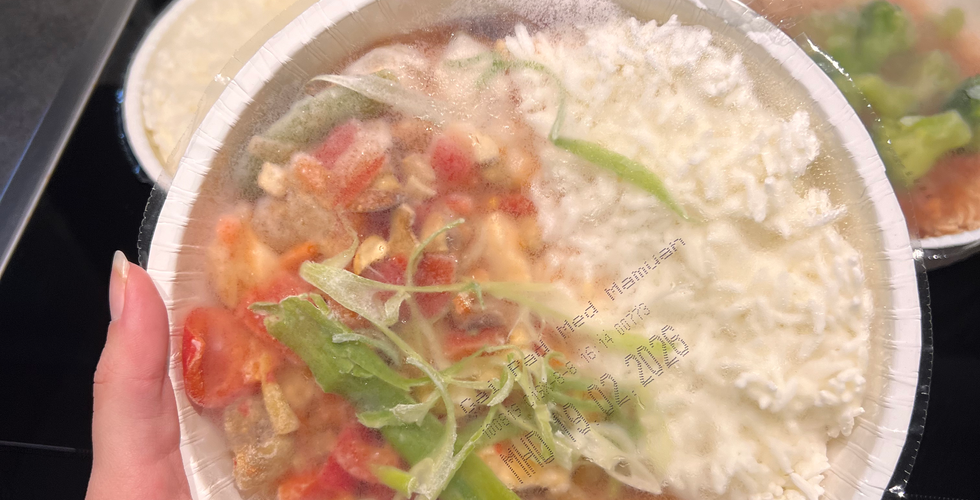 prepmymeal Gericht Gai Pad Med Mamuang in Verpackung mit frischen Zutaten