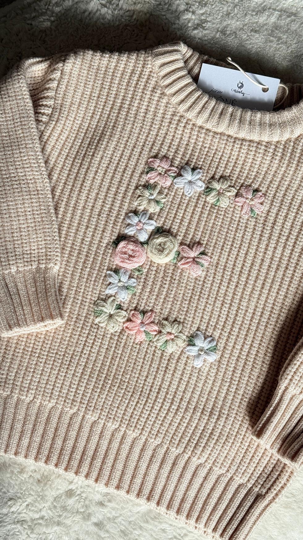 Miniatura: Svetr s výšivkou písmenka