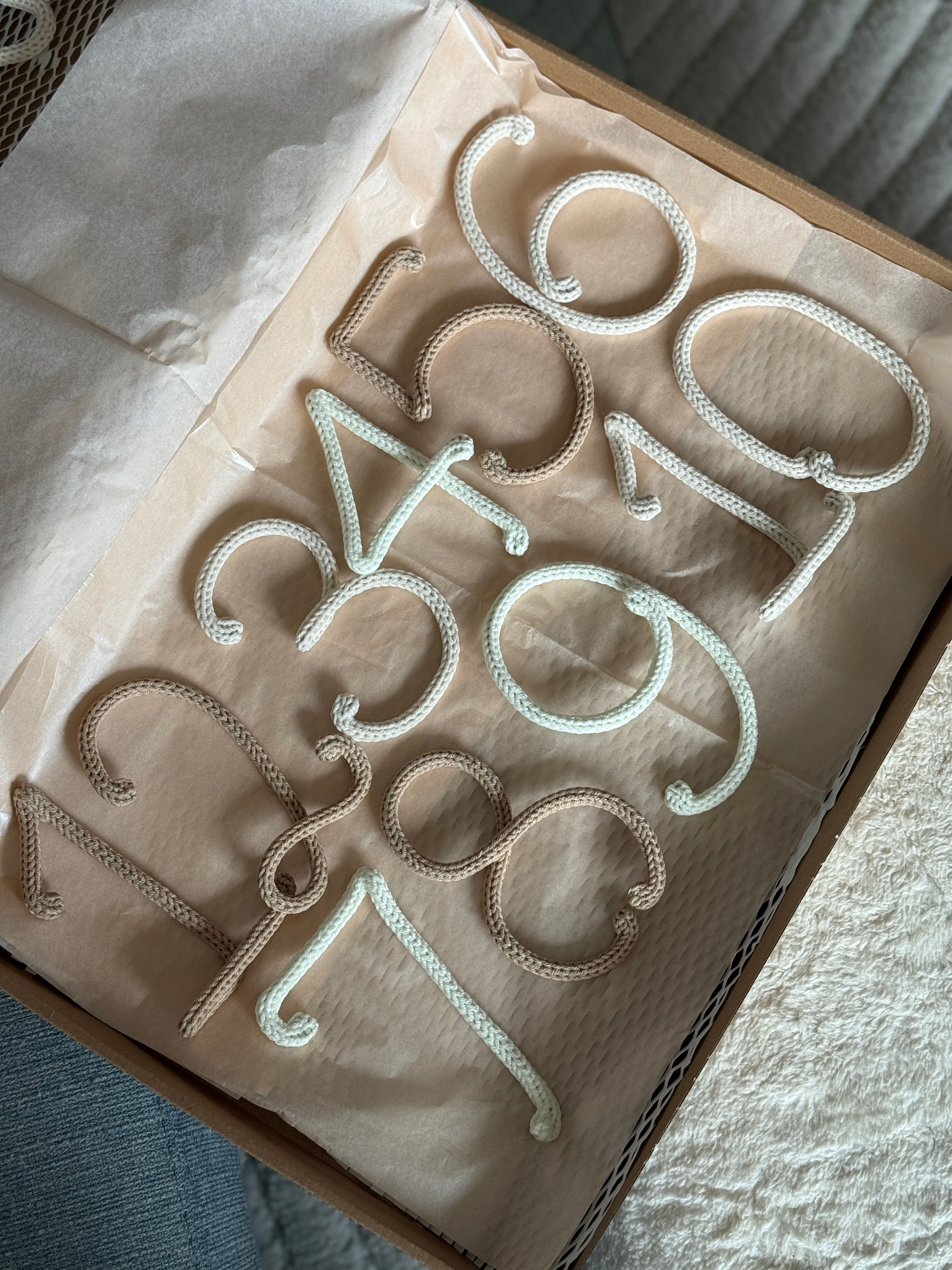 Pletená čísla pro měsíční focení