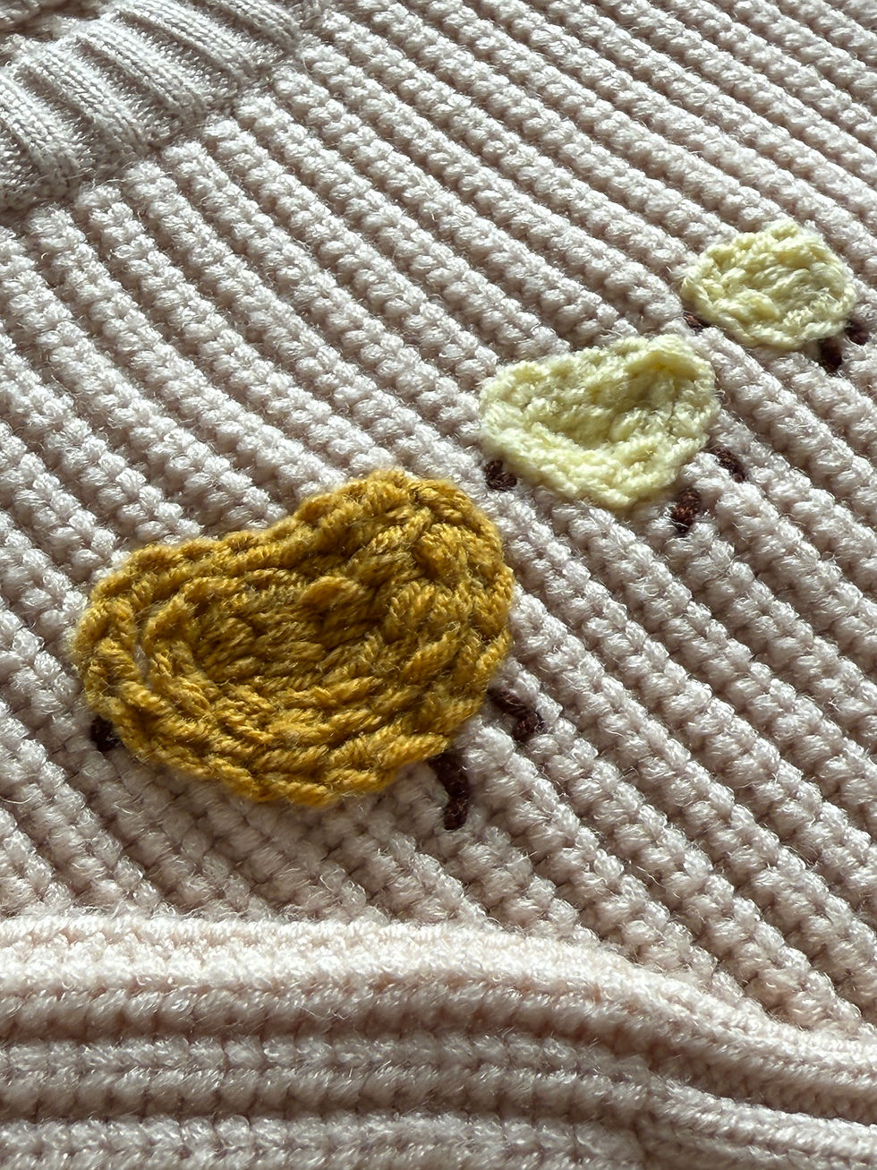 Miniatura: Svetr s výšivkou kuřátka