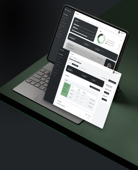Double écran d'un ordinateur montrant le dashboard et un autre écran clé du logiciel SaaS