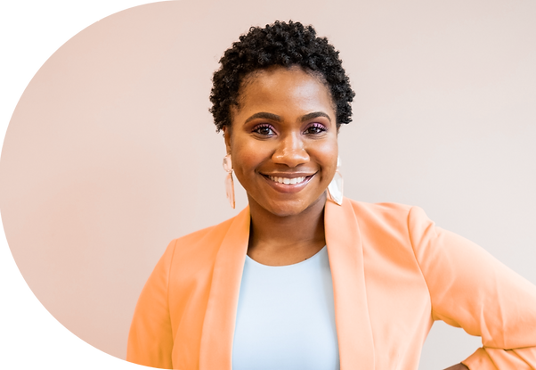Photo d'une jeune femme souriante