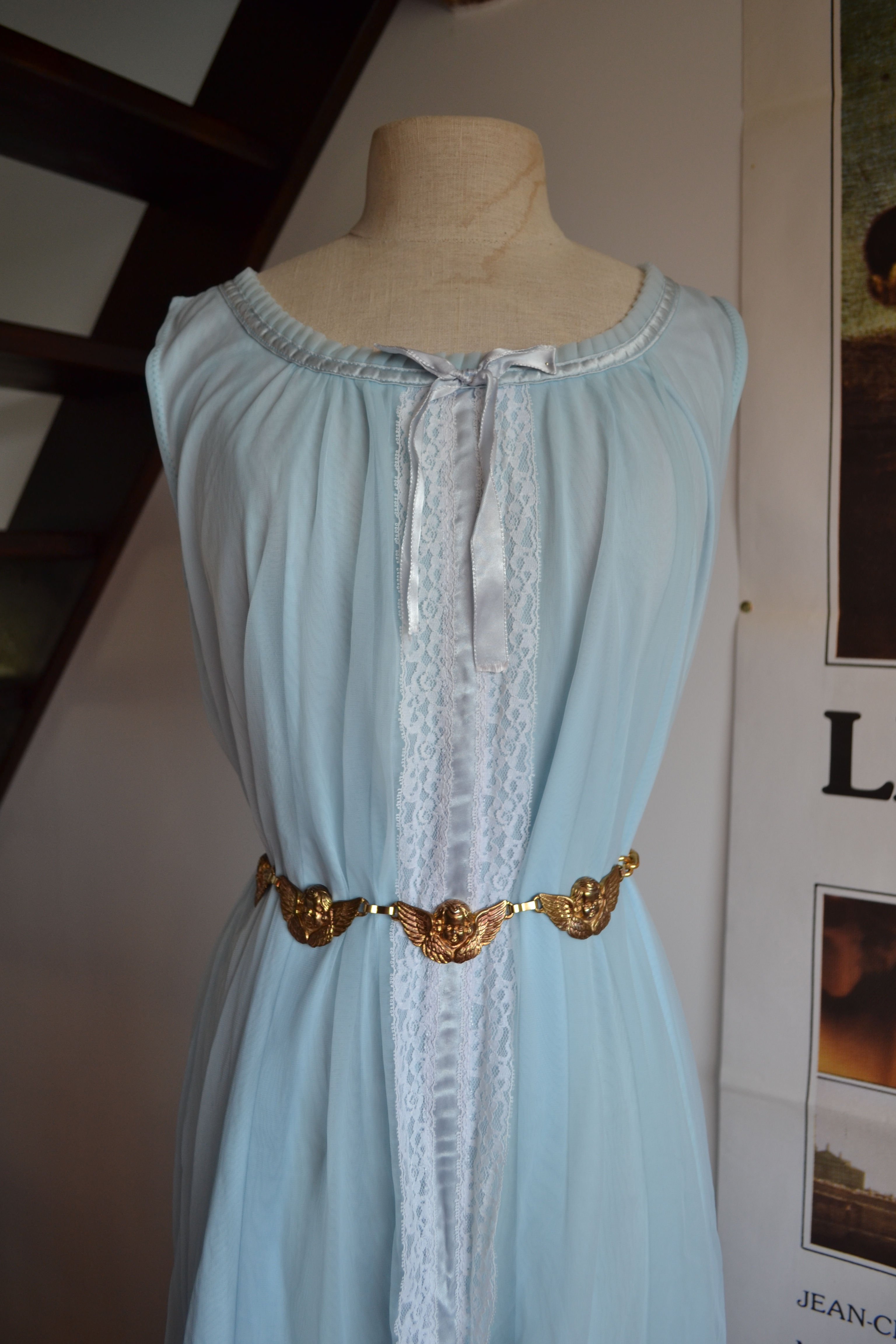 Nuisette bleue pâle 1960s 