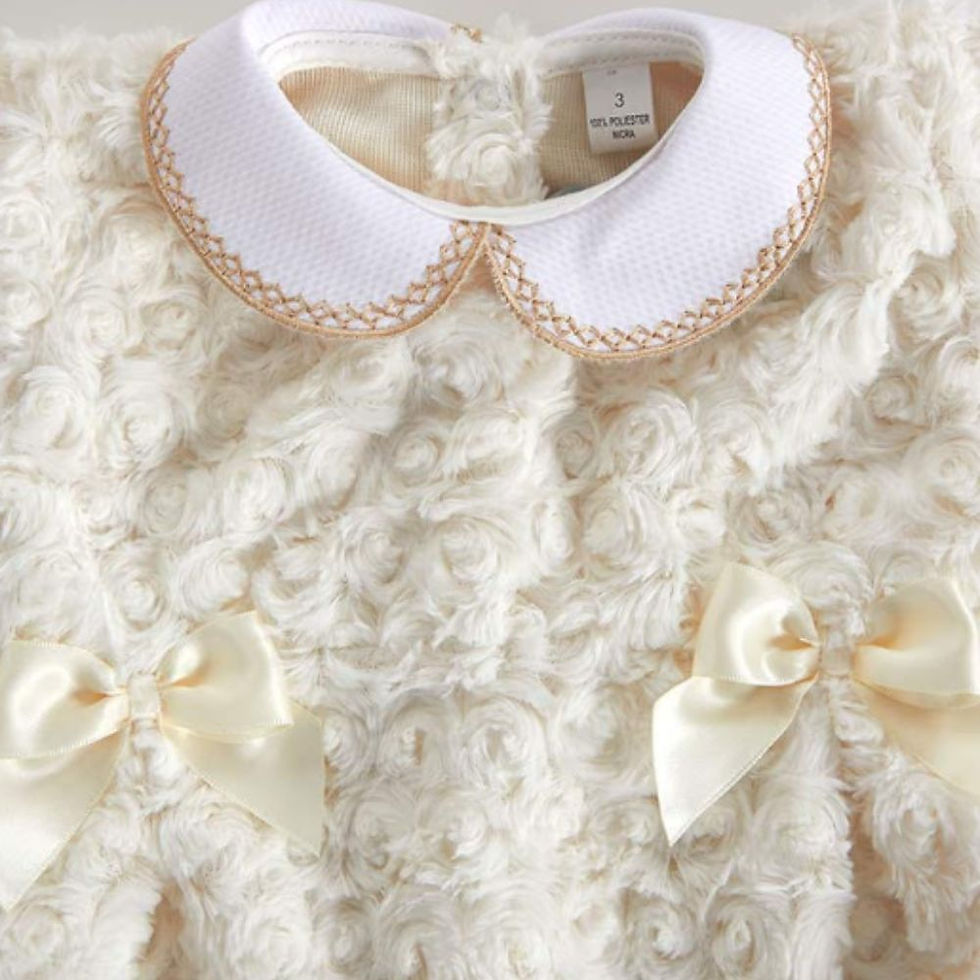 Miniatura: Babygrow em tecido de pelo com laços em cetim