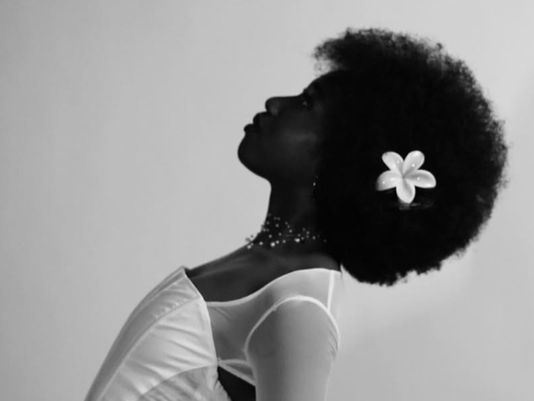 Aneres presents new single 'VIENS'