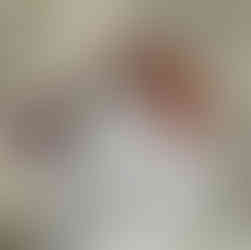 Eine Hand mit Doonails Nägeln im Blumen Design