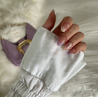 Eine Hand mit Doonails Nägeln im Blumen Design