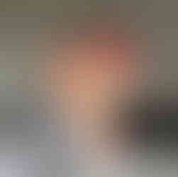 Rote Doonails Nägel an einer Hand