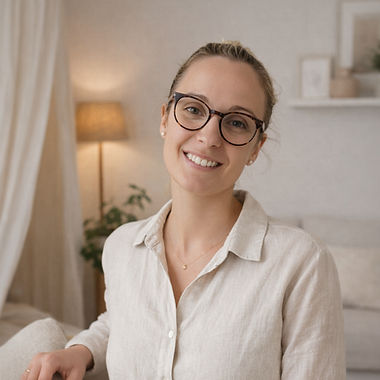 Doriane assise dans son salon