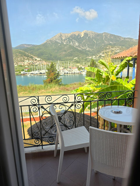 Vue depuis le balcon d'un authentique hôtel de charme dans une baie face aux montagnes