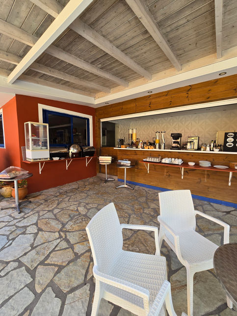 Salle à manger et bar dans un authentique hôtel de charme a Geni et sol en pierre