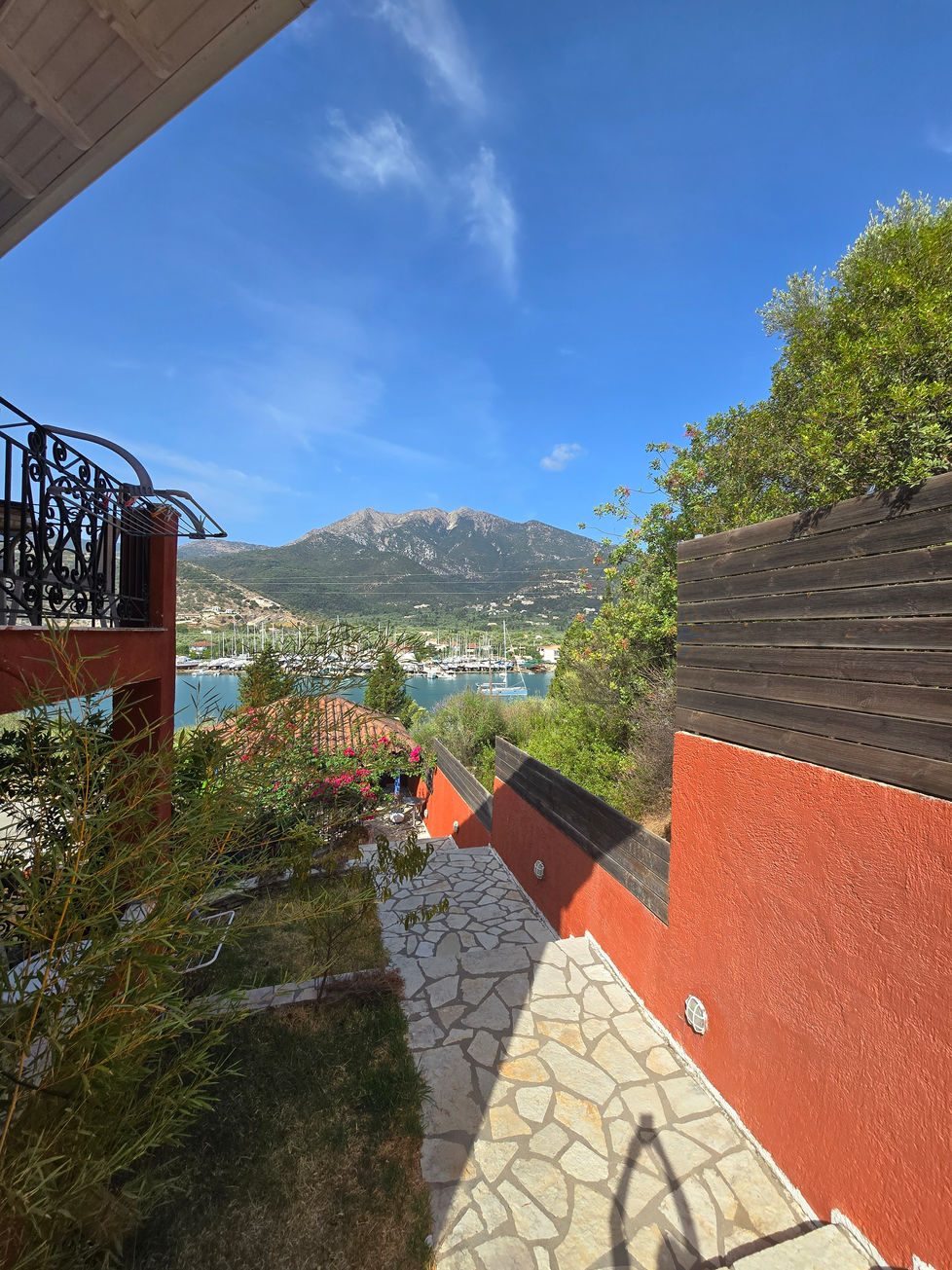 Vue sur la montagne et la mer depuis un chemin pavé dans un authentique hôtel de charme a Geni