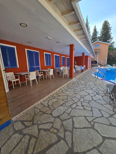 Espace détente intérieur dans un authentique hôtel de charme situé a Geni au bord de la piscine.