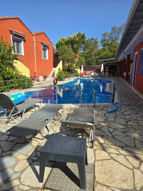 Piscine avec transats dans un authentique hôtel de charme, au cœur de Geni