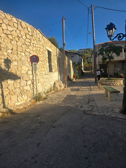סמטה ציורית וקיר אבן בלב הכפר קתונה ביוון