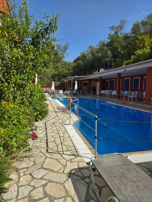 Piscine extérieure dans un authentique hôtel de charme entouré de jardins verdoyants a Geni