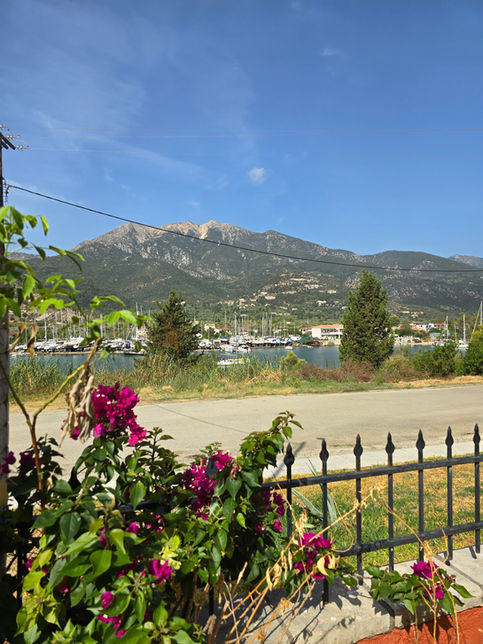 Vue sur la montagne et la baie depuis un authentique hôtel de charme a Geni