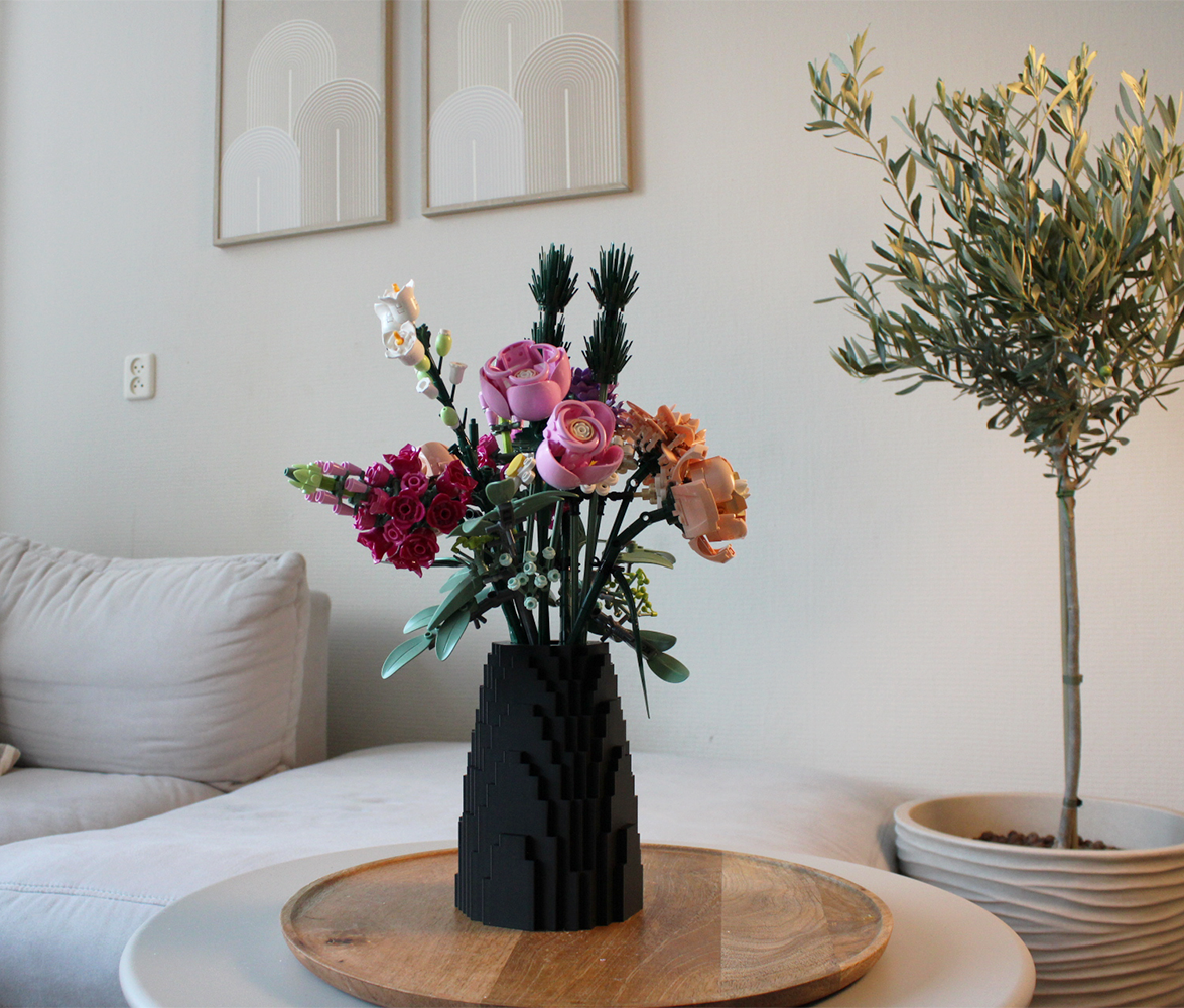 Zwart LEGO vaas met LEGO bloemenboeket ter decoratie op een houten schaal in moderne woonkamer