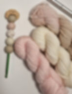 Ergonomische haaknaald 3,5 mm met rond detail en siliconen softgrip kralen van Dromige Draadjes