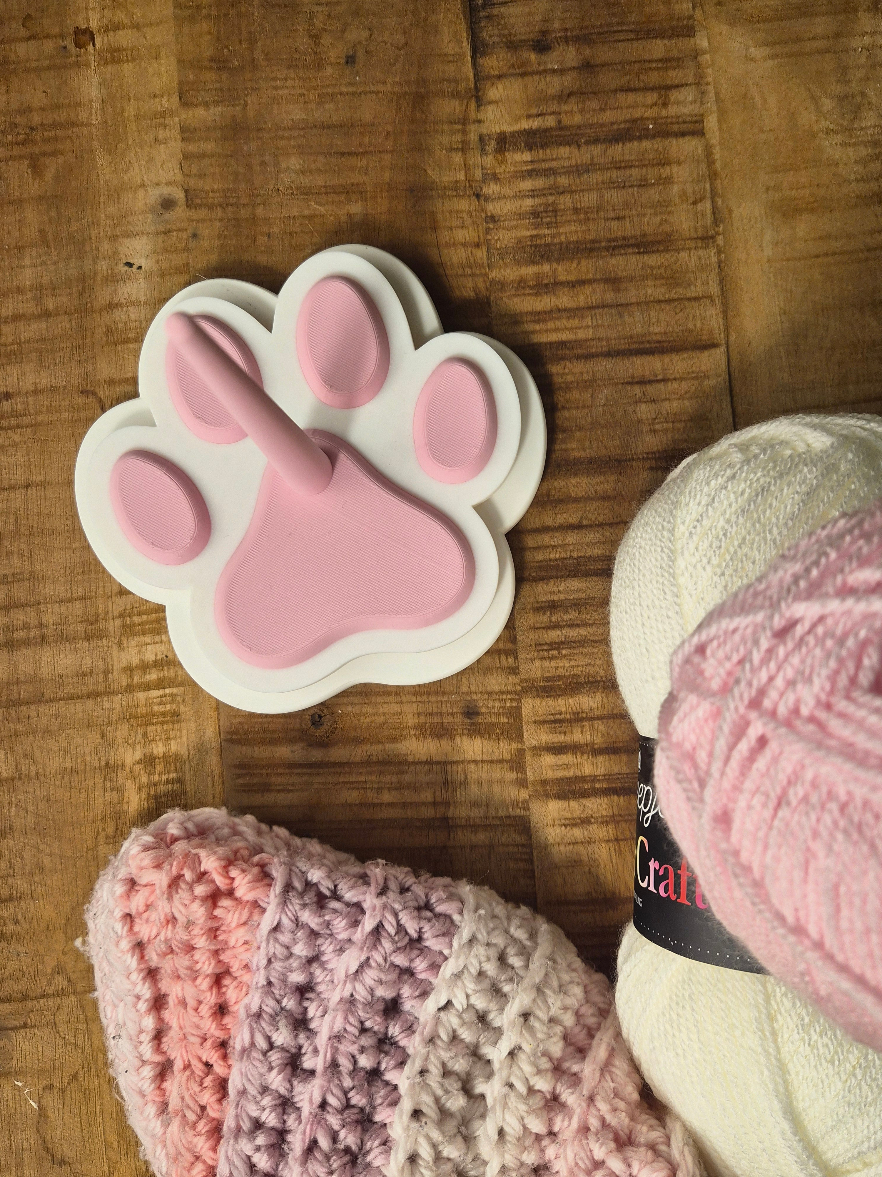 Dromige Draadjes – Pawfect Wolspinner in pootvorm, wit & zachtroze