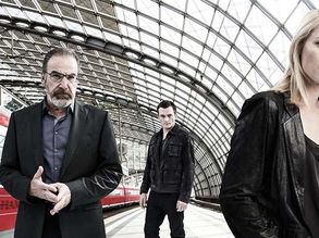 Unul dintre cele mai tari seriale de spionaj ne face cu mana de la volanul sezonului 7!