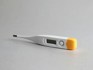 Weisses Fieberthermometer als Symbol für Urlaubskrankheit und die gesundheitlichen Folgen von Dauerstress.